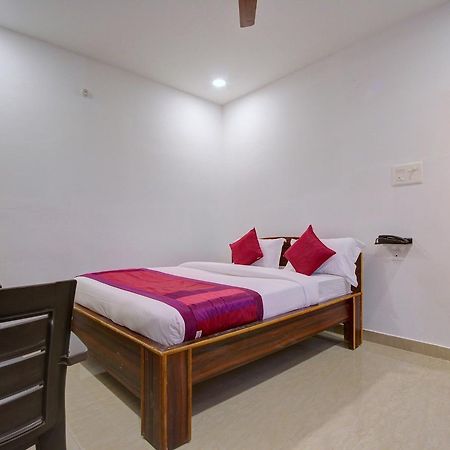 Oyo 11670 Hotel Vishnu Priya Residency Hyderabad Bagian luar foto