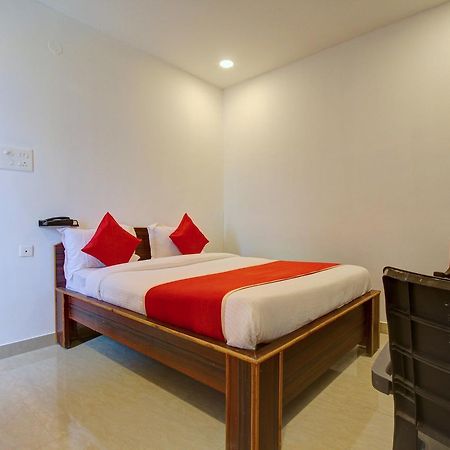 Oyo 11670 Hotel Vishnu Priya Residency Hyderabad Bagian luar foto