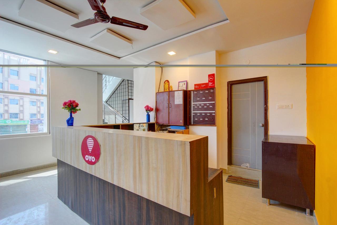 Oyo 11670 Hotel Vishnu Priya Residency Hyderabad Bagian luar foto