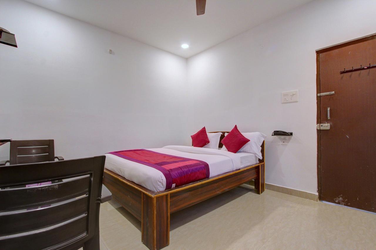 Oyo 11670 Hotel Vishnu Priya Residency Hyderabad Bagian luar foto