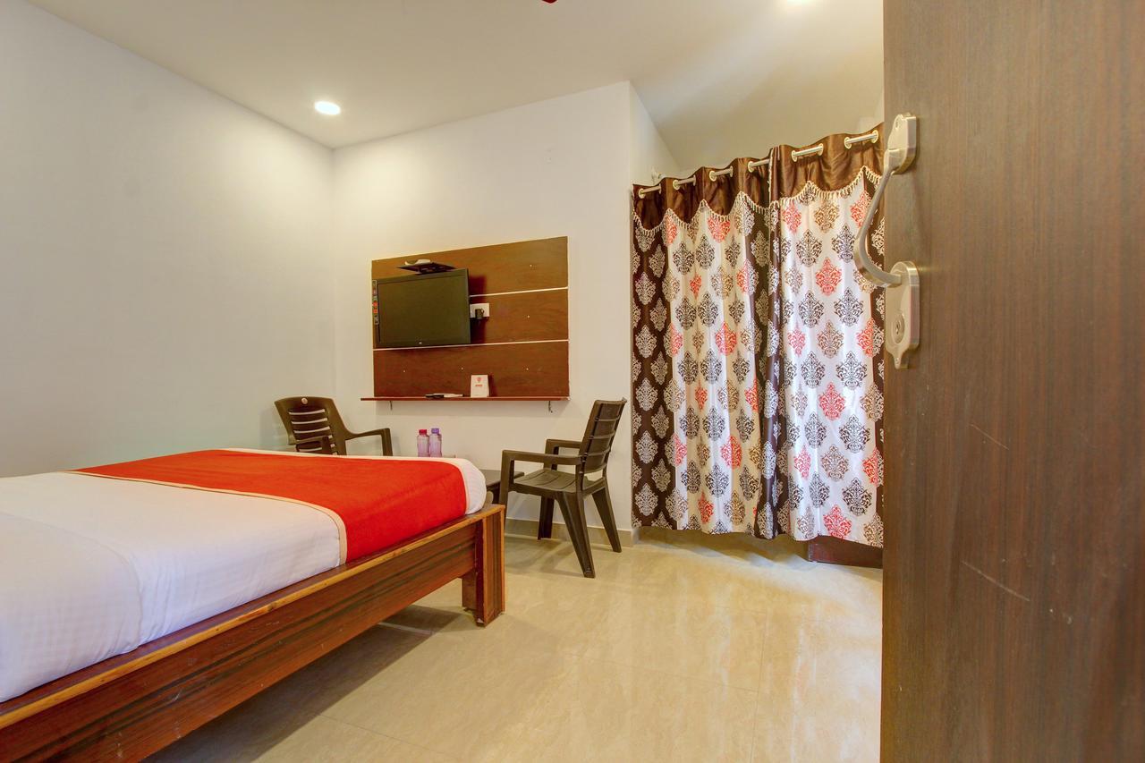 Oyo 11670 Hotel Vishnu Priya Residency Hyderabad Bagian luar foto