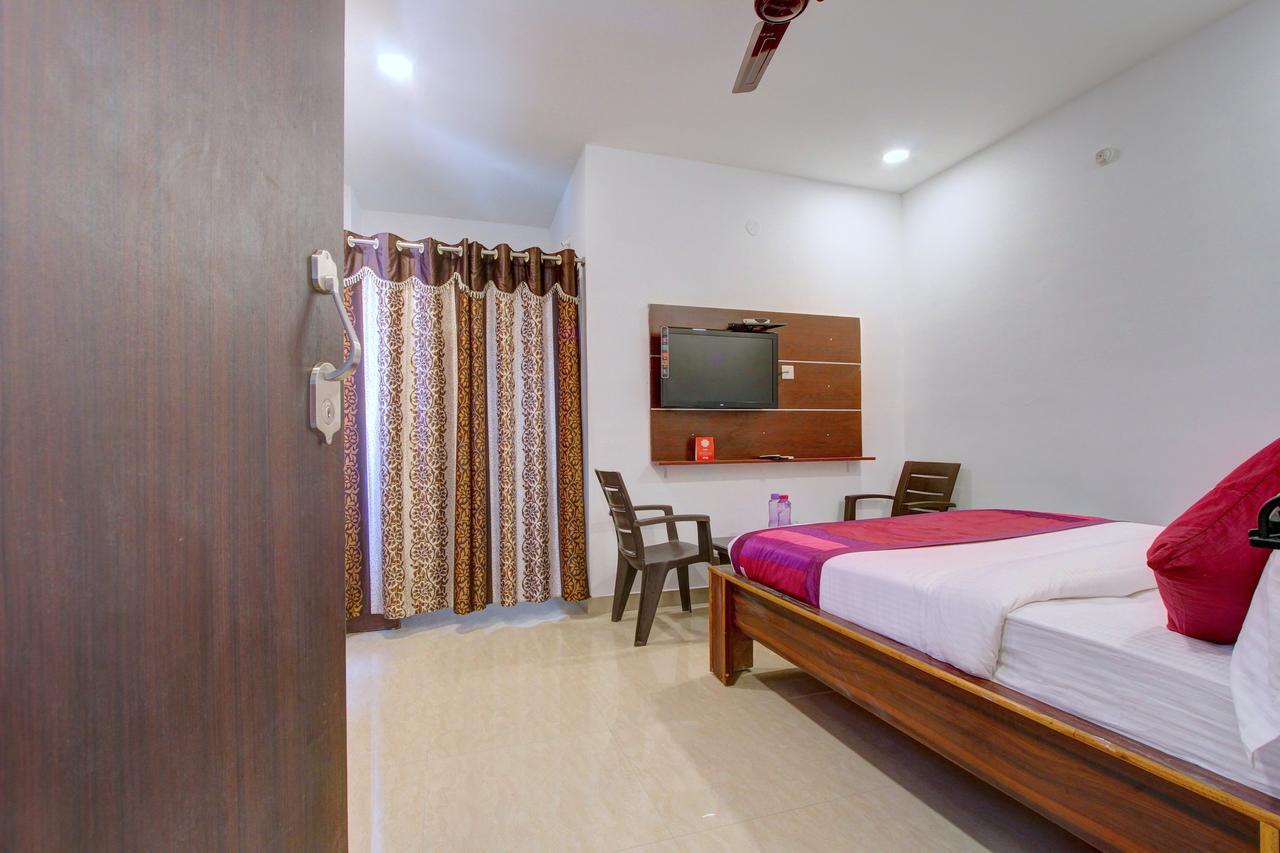 Oyo 11670 Hotel Vishnu Priya Residency Hyderabad Bagian luar foto