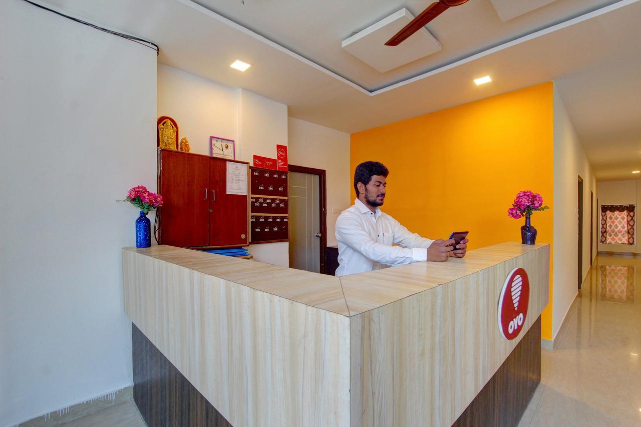 Oyo 11670 Hotel Vishnu Priya Residency Hyderabad Bagian luar foto