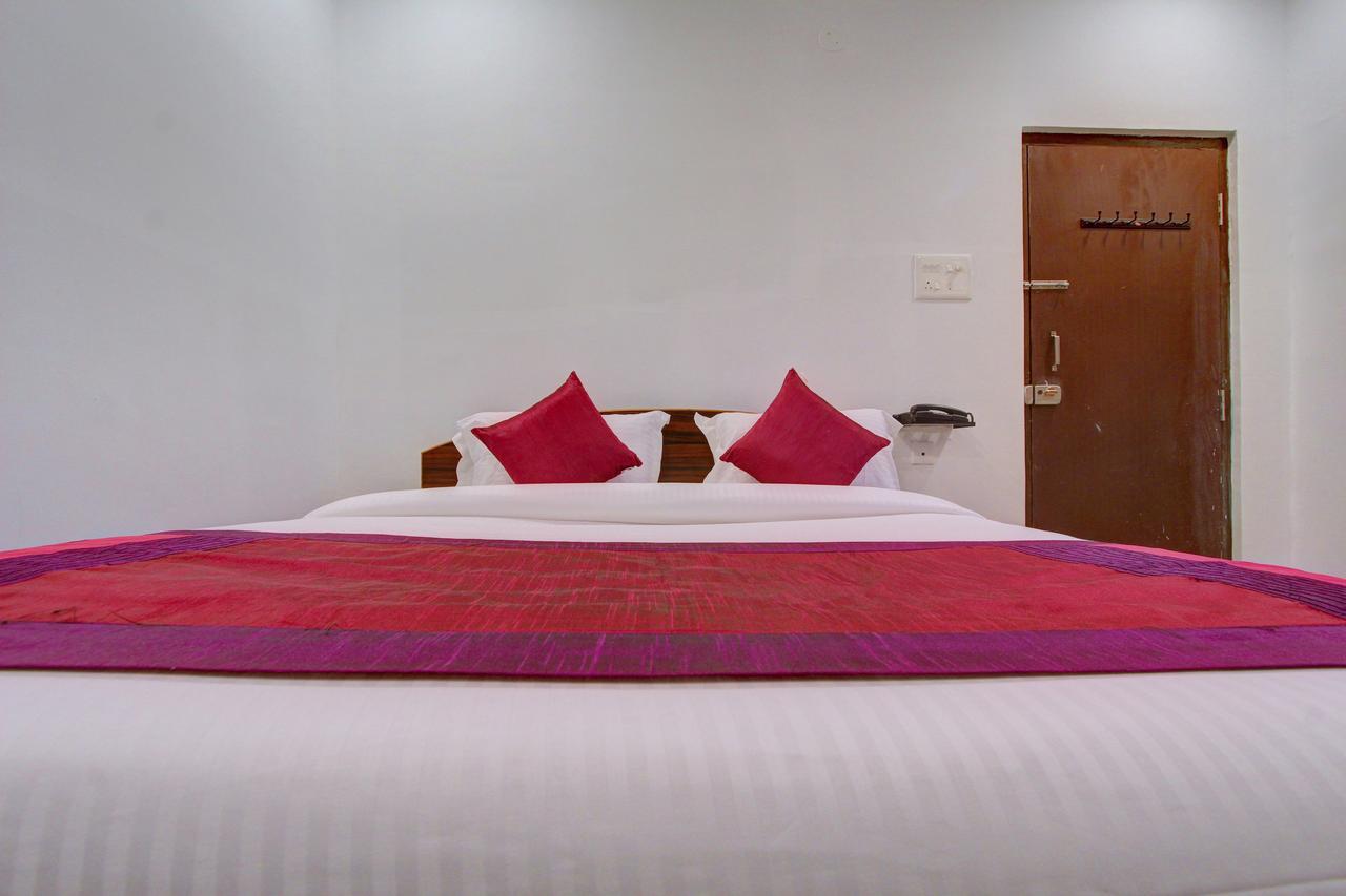 Oyo 11670 Hotel Vishnu Priya Residency Hyderabad Bagian luar foto