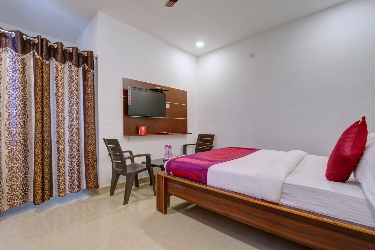 Oyo 11670 Hotel Vishnu Priya Residency Hyderabad Bagian luar foto