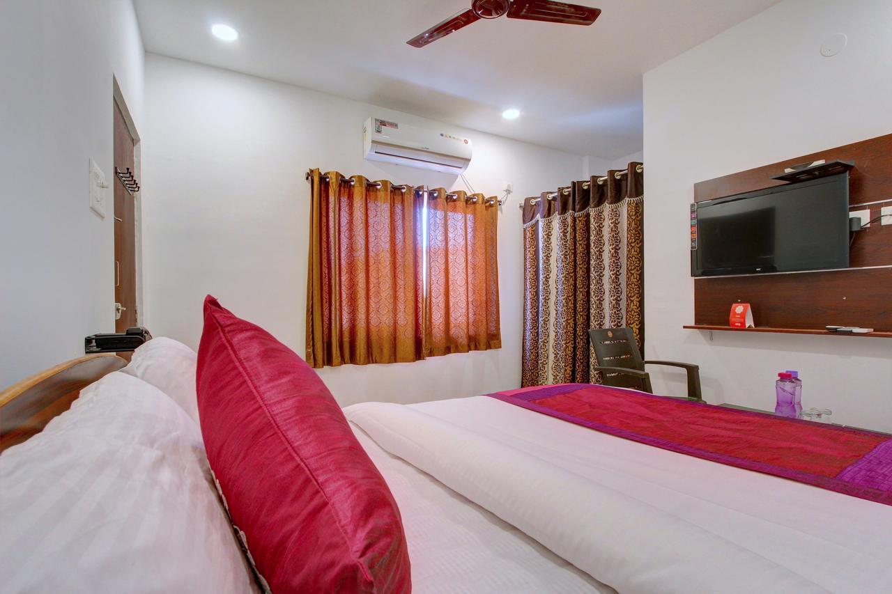 Oyo 11670 Hotel Vishnu Priya Residency Hyderabad Bagian luar foto