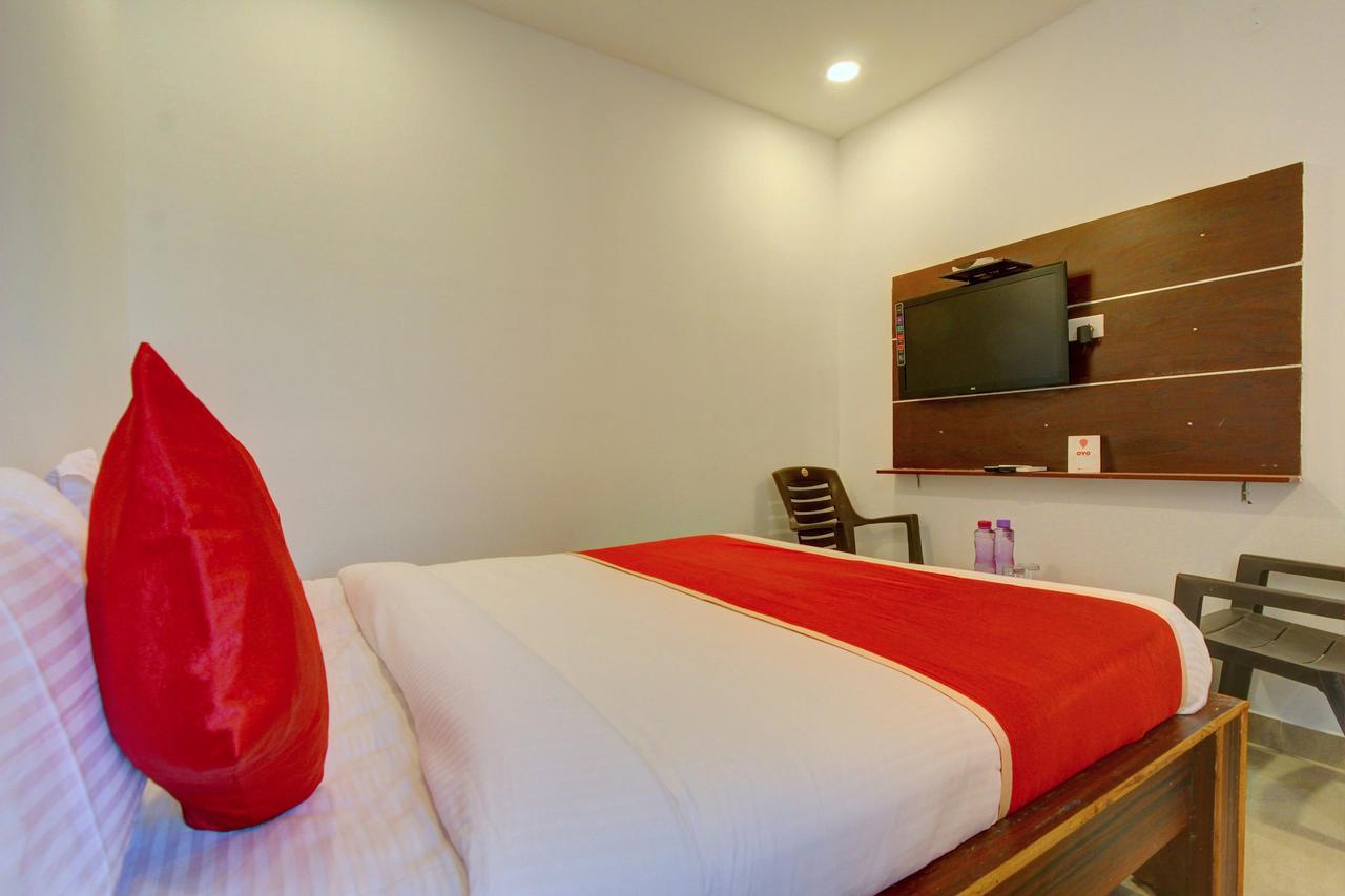 Oyo 11670 Hotel Vishnu Priya Residency Hyderabad Bagian luar foto