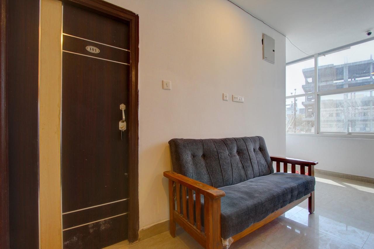 Oyo 11670 Hotel Vishnu Priya Residency Hyderabad Bagian luar foto