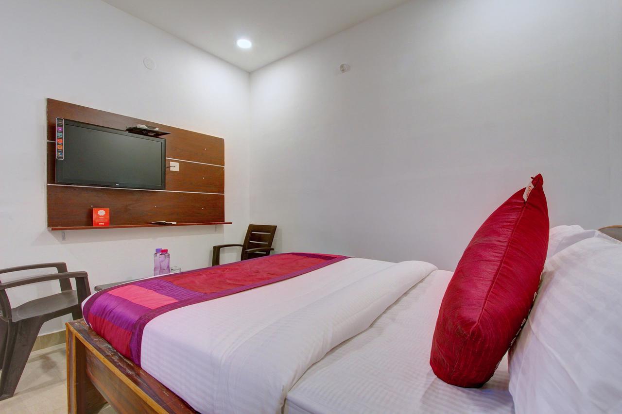 Oyo 11670 Hotel Vishnu Priya Residency Hyderabad Bagian luar foto